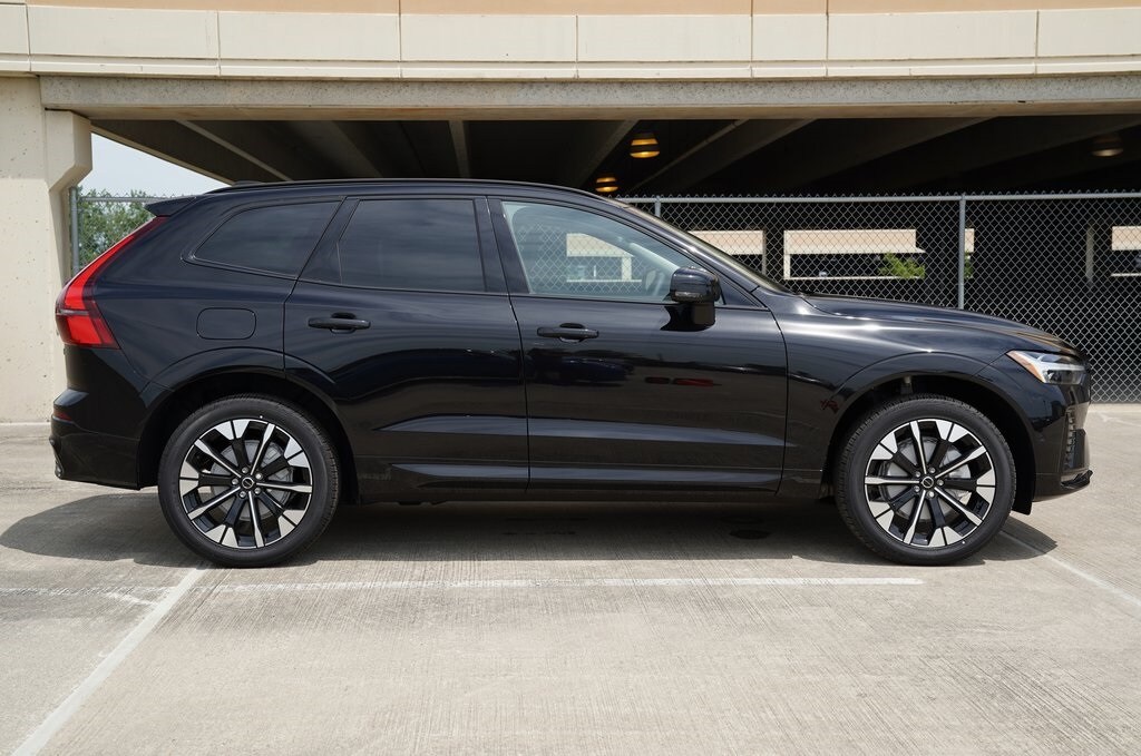 2026 Volvo XC60 B5 Plus photo 2