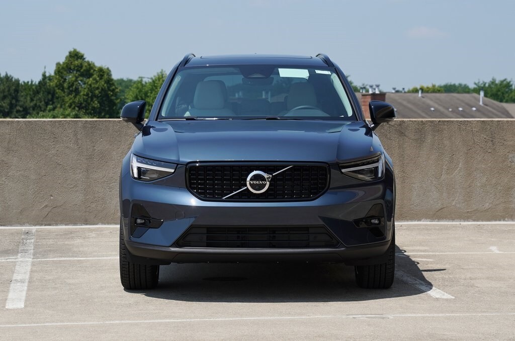 2026 Volvo XC40 photo 2