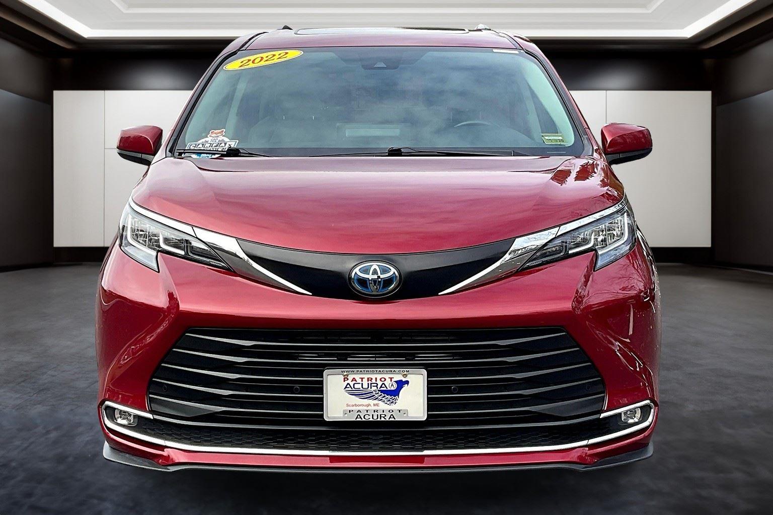 2022 Toyota Sienna XLE photo 3