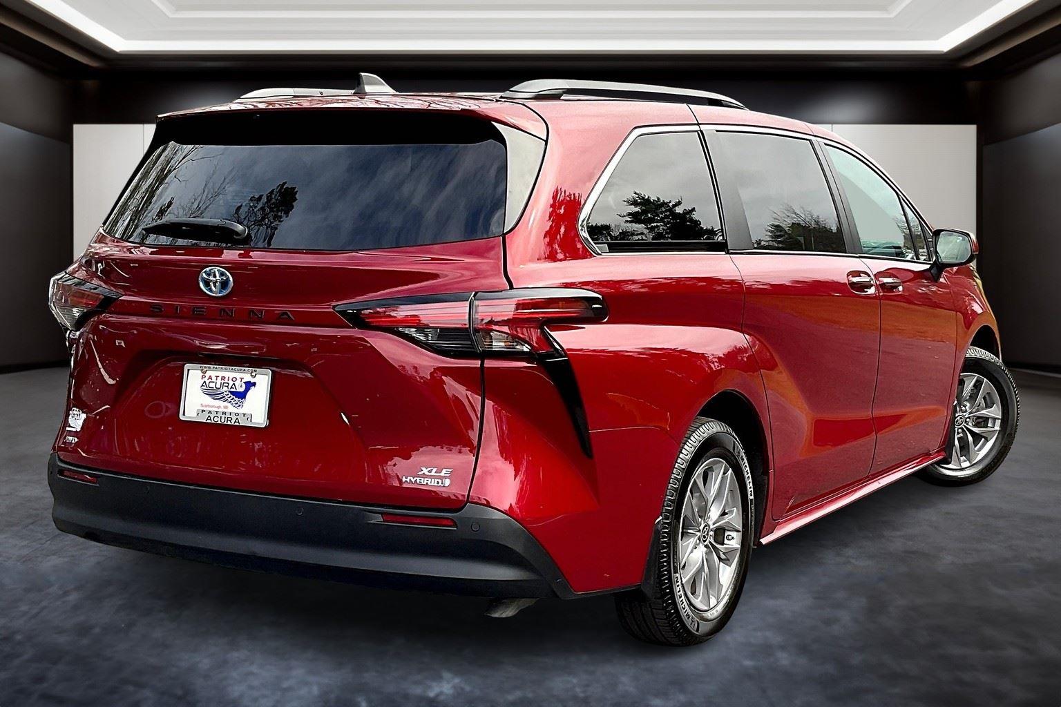 2022 Toyota Sienna XLE photo 2