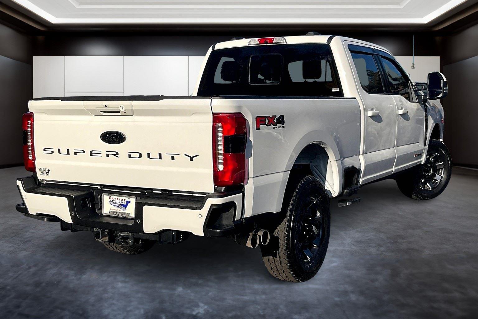 2023 Ford F-350 Lariat photo 2