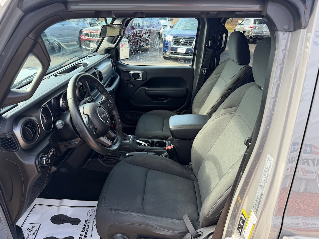 2021 Jeep Gladiator Willys photo 3