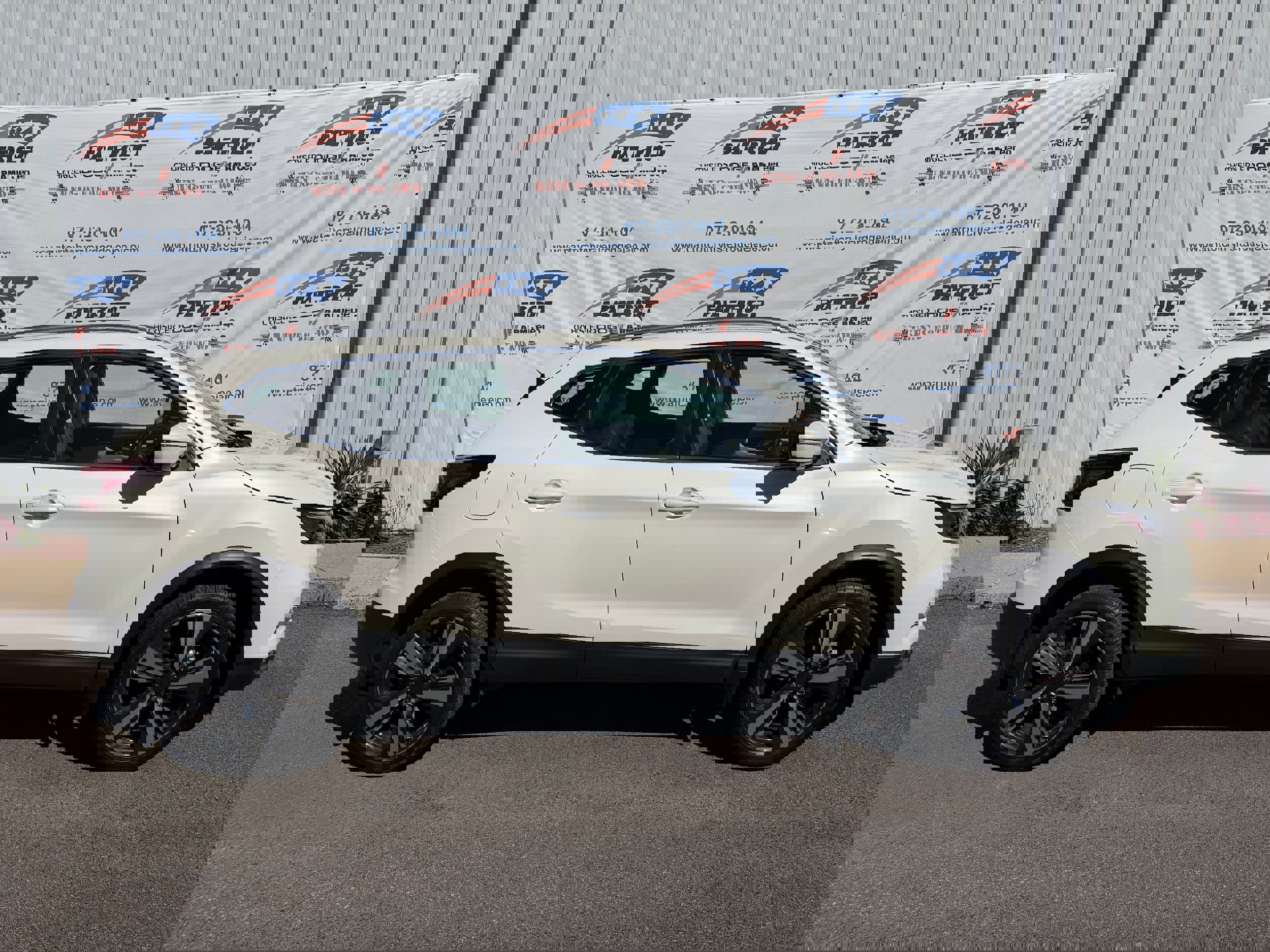 2022 Nissan Rogue Sport SL photo 2