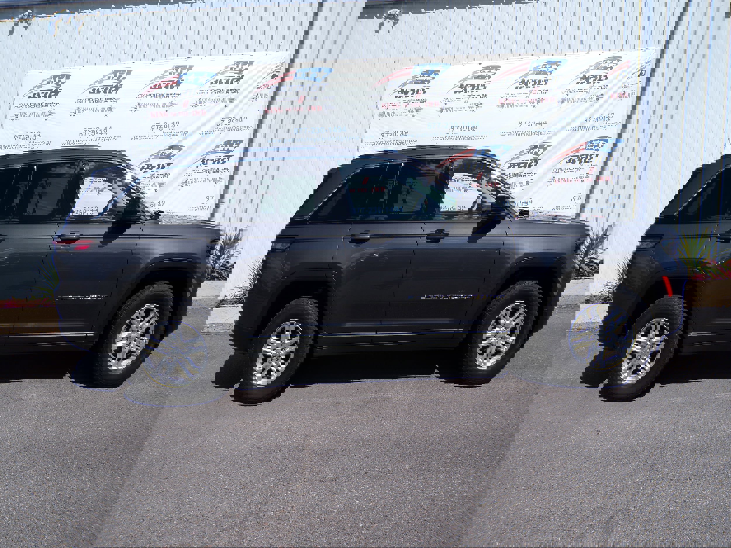 2023 Jeep Grand Cherokee Laredo Altitude photo 2
