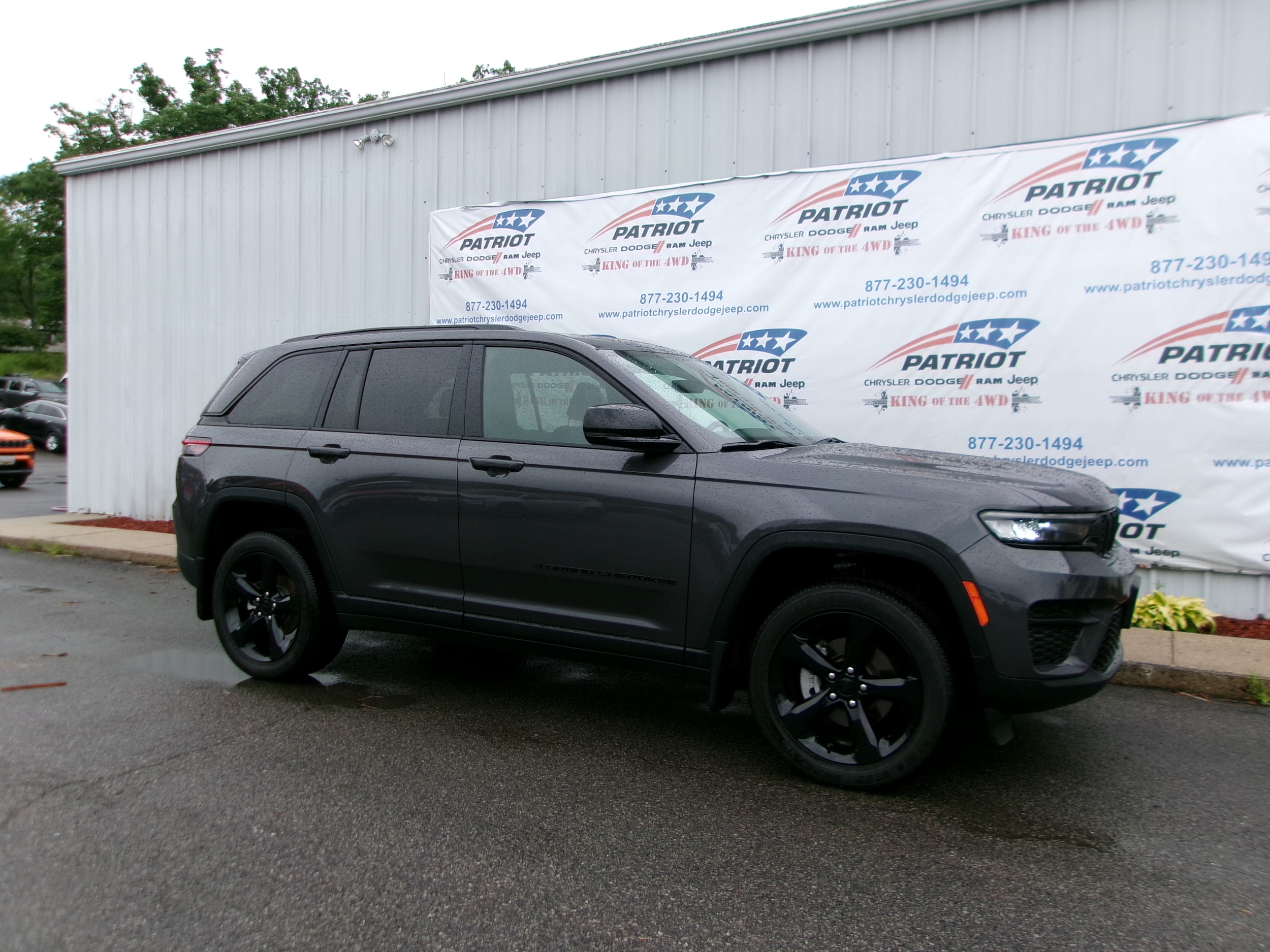 Baltic Gray Metallic Clearcoat 2025 Jeep Grand Cherokee SUV / Crossover Four-Wheel Drive 8-Speed Automatic