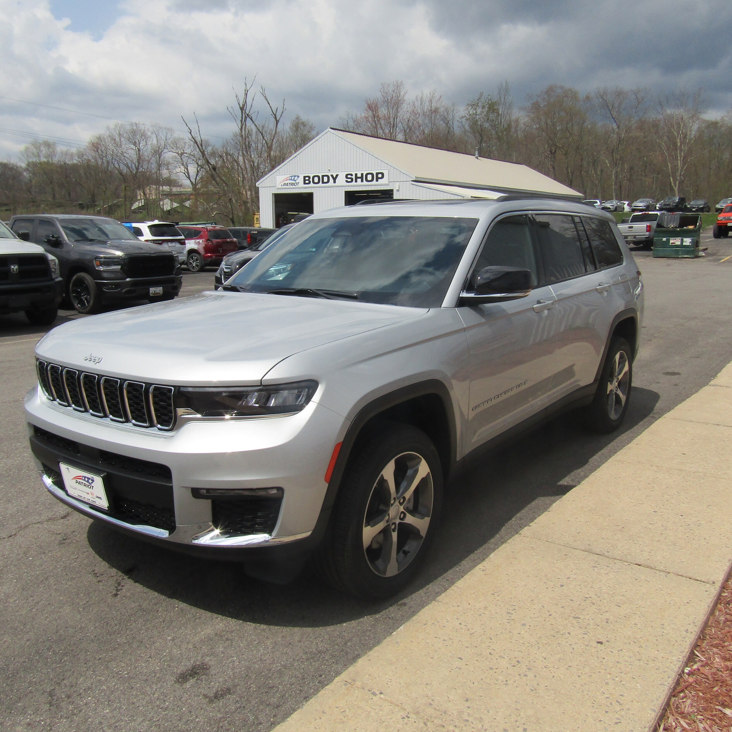 2025 Jeep Grand Cherokee L photo 3