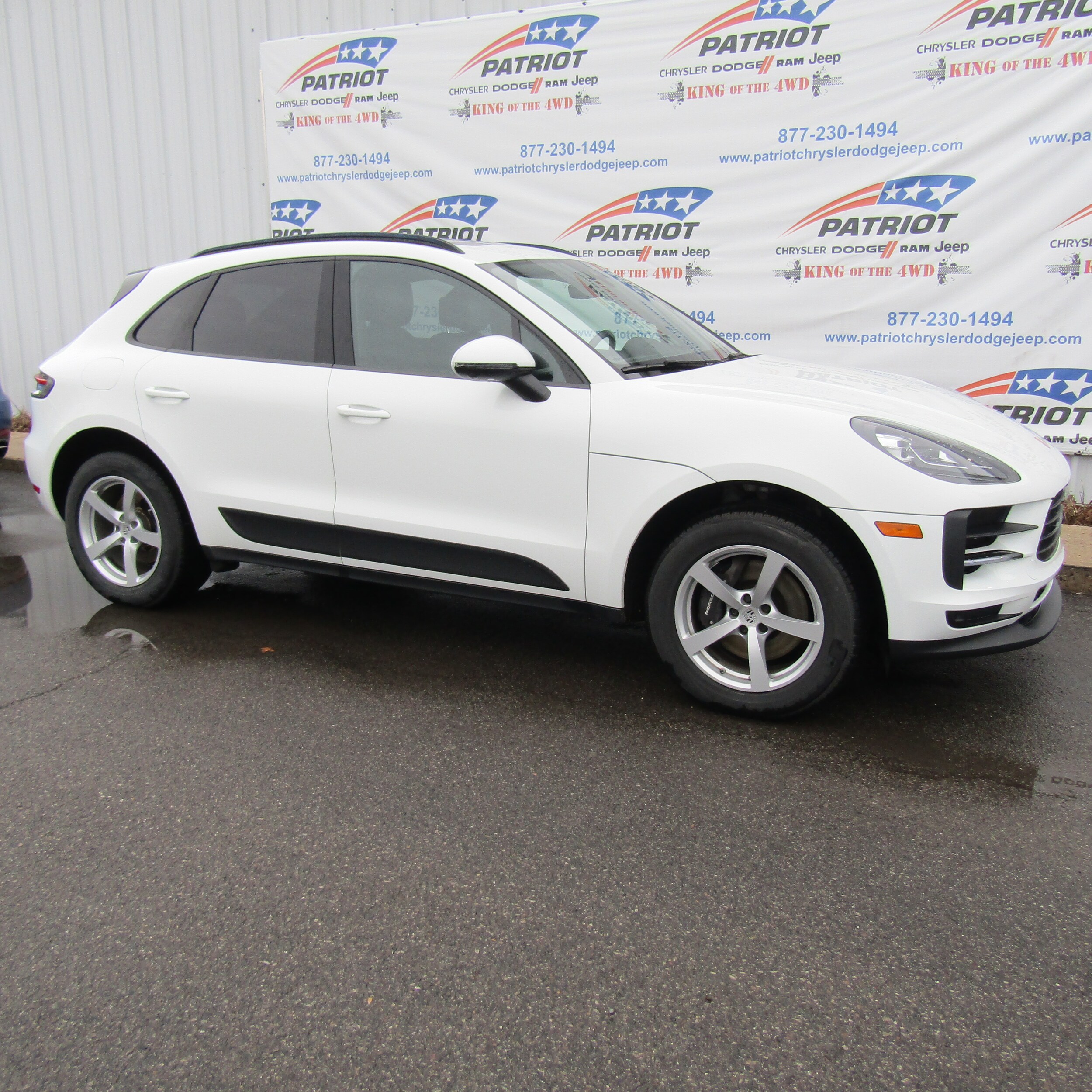 2021 Porsche Macan Base photo 2