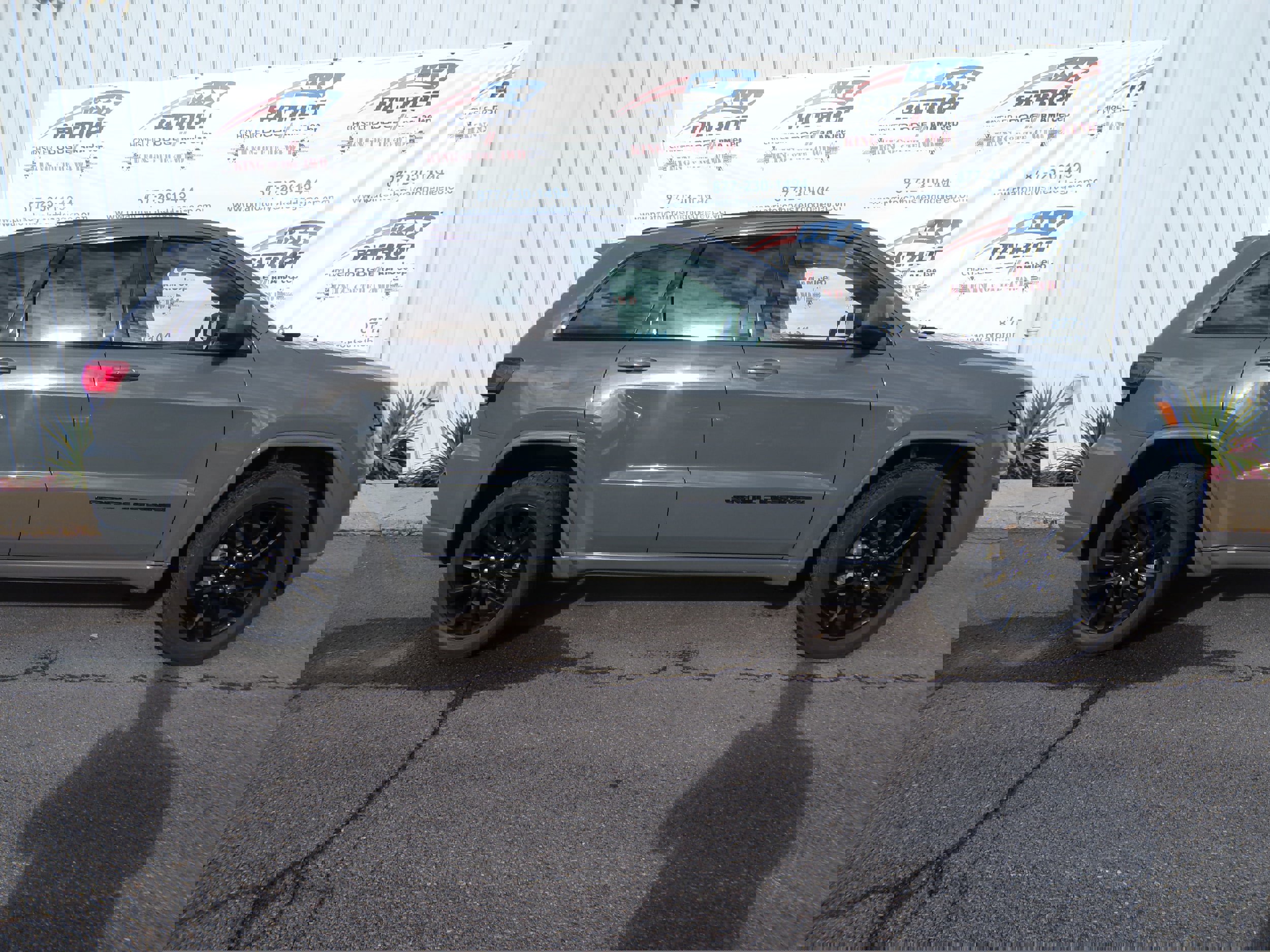 2020 Jeep Grand Cherokee Altitude photo 3