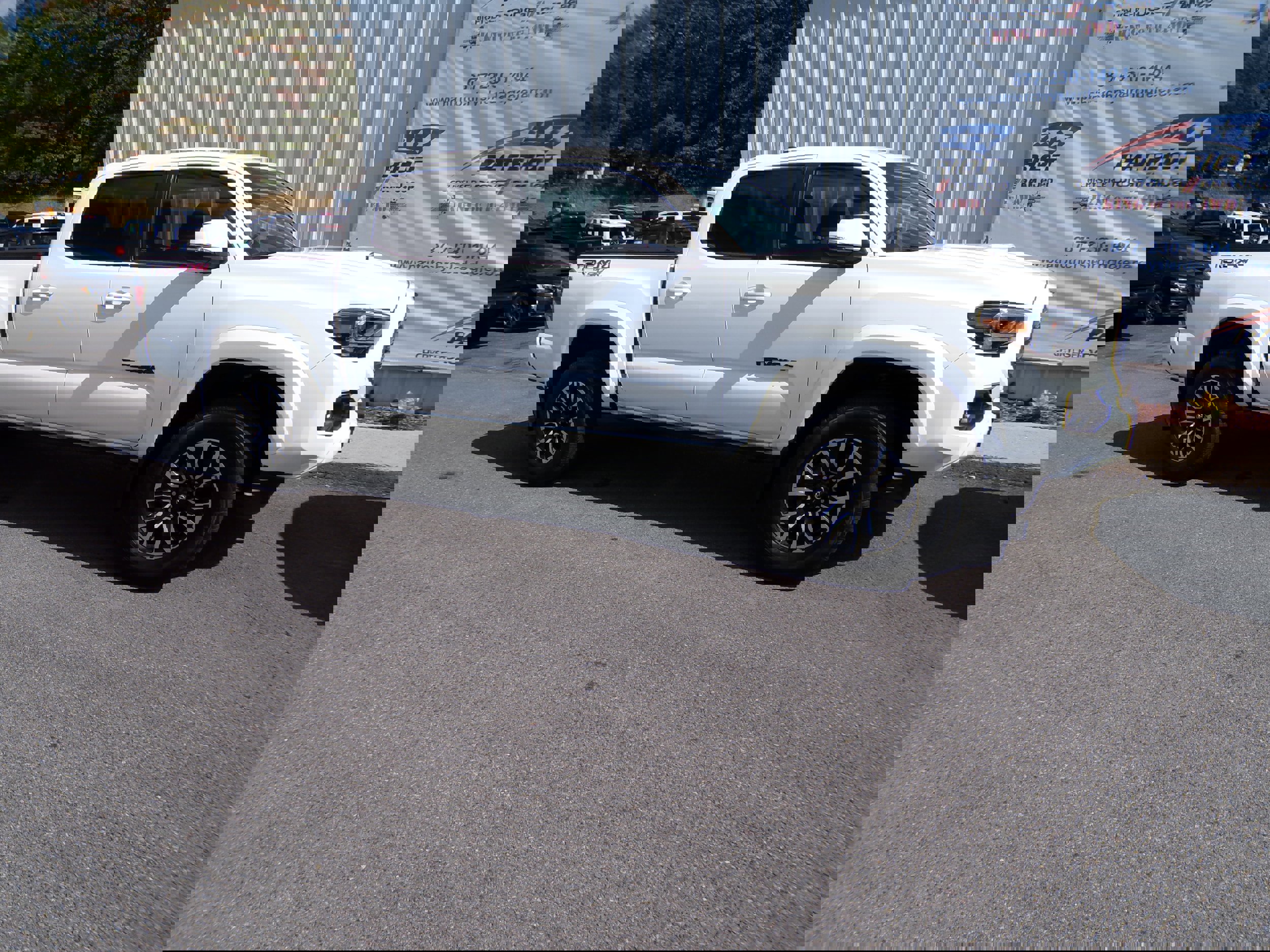 2023 Toyota Tacoma 4x4 photo 3