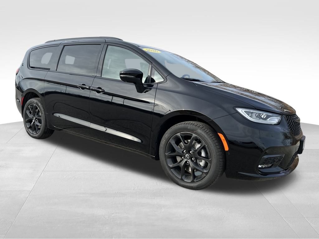 2026 Chrysler Pacifica Select's photo