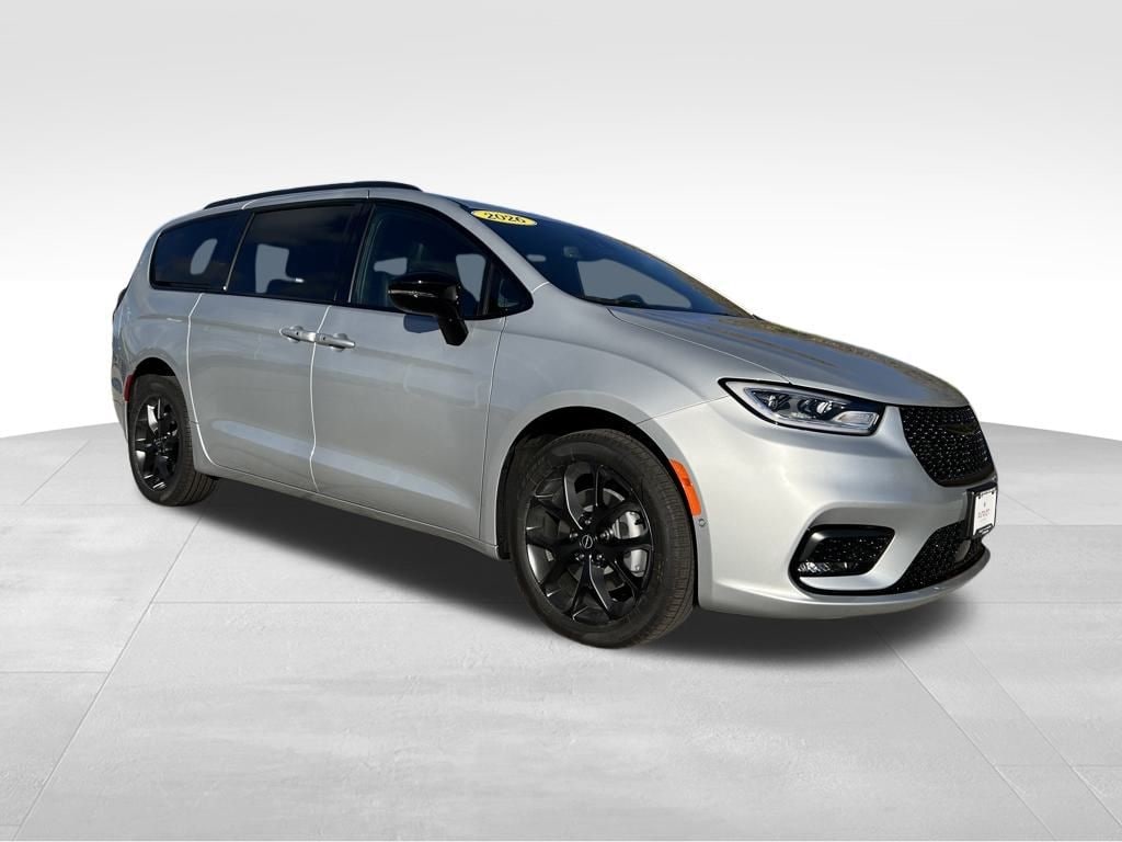 2026 Chrysler Pacifica Select's photo