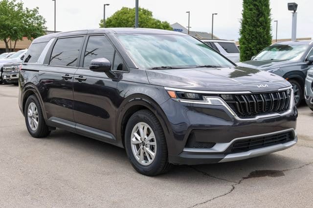 2023 Kia Sedona LX's photo