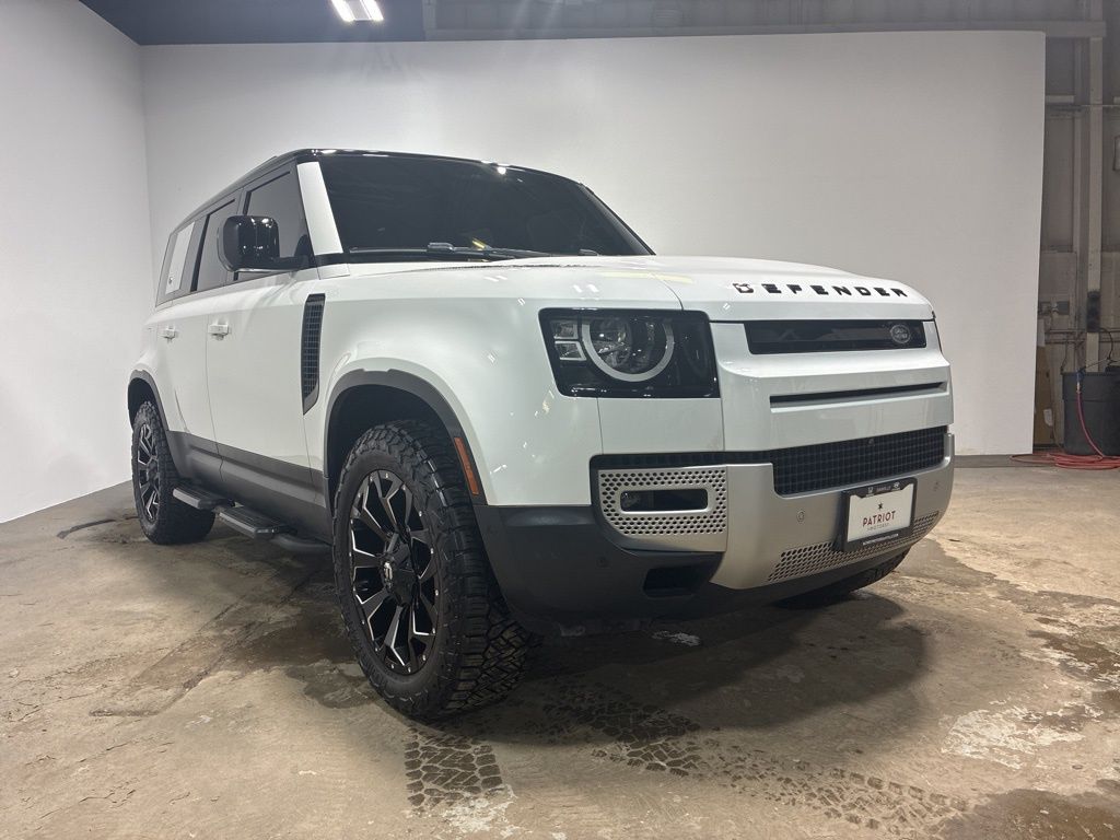 2022 Land Rover Defender S's photo