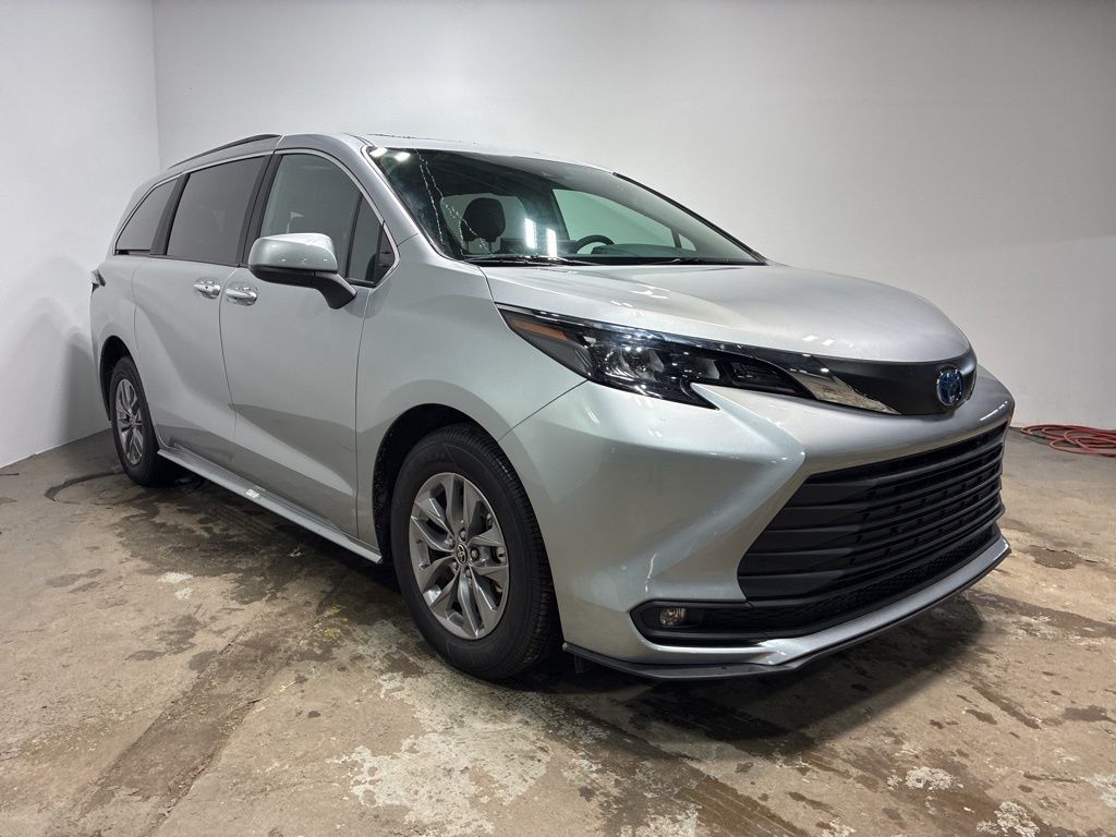 2025 Toyota Sienna XLE's photo