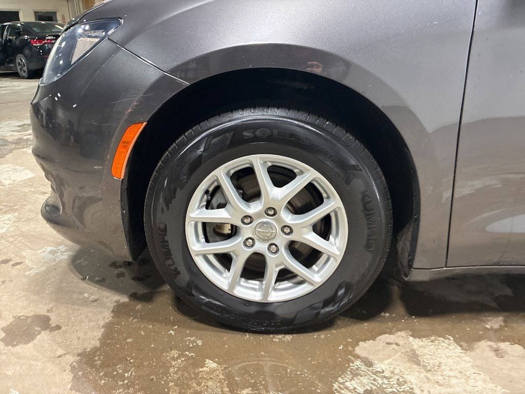 Used 2017 Chrysler Pacifica LX Minivan/Van