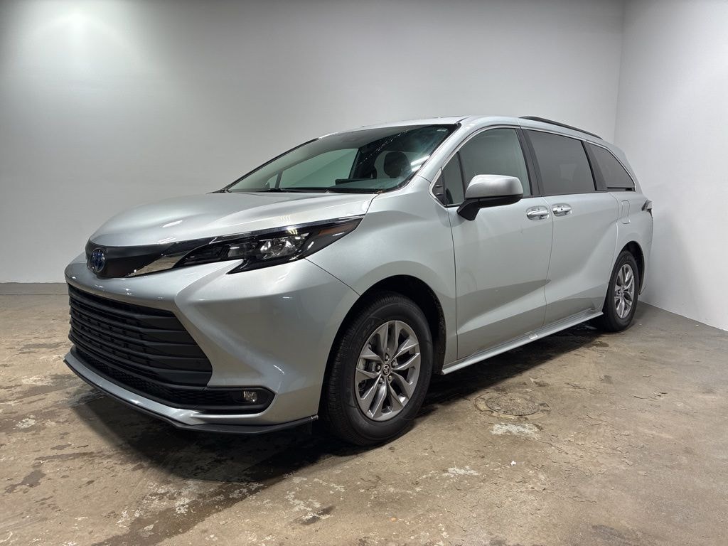 Used 2025 Toyota Sienna XLE Minivan/Van