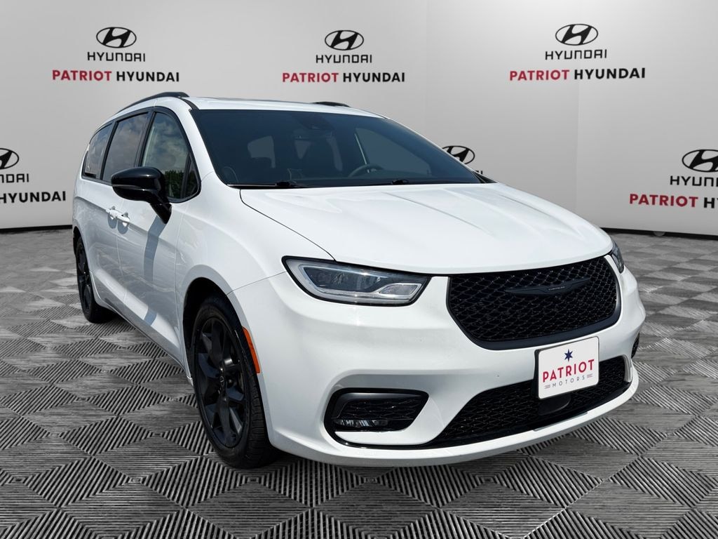 Used 2025 Chrysler Pacifica Limited Van Passenger Van