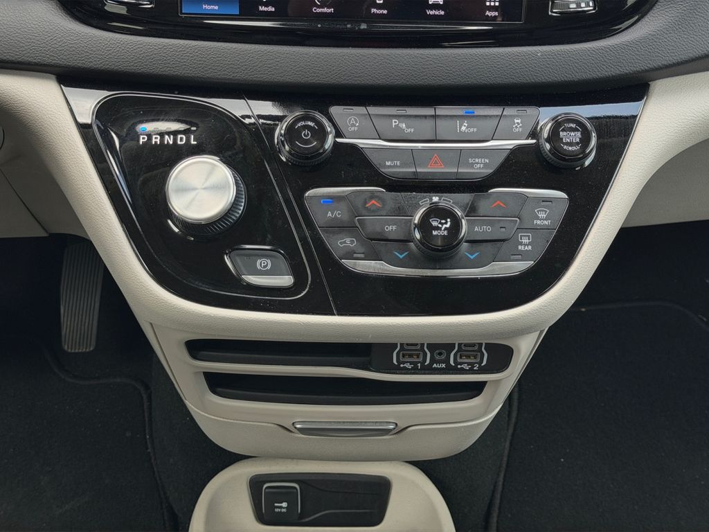 2024 Chrysler Pacifica Touring L - Photo 11