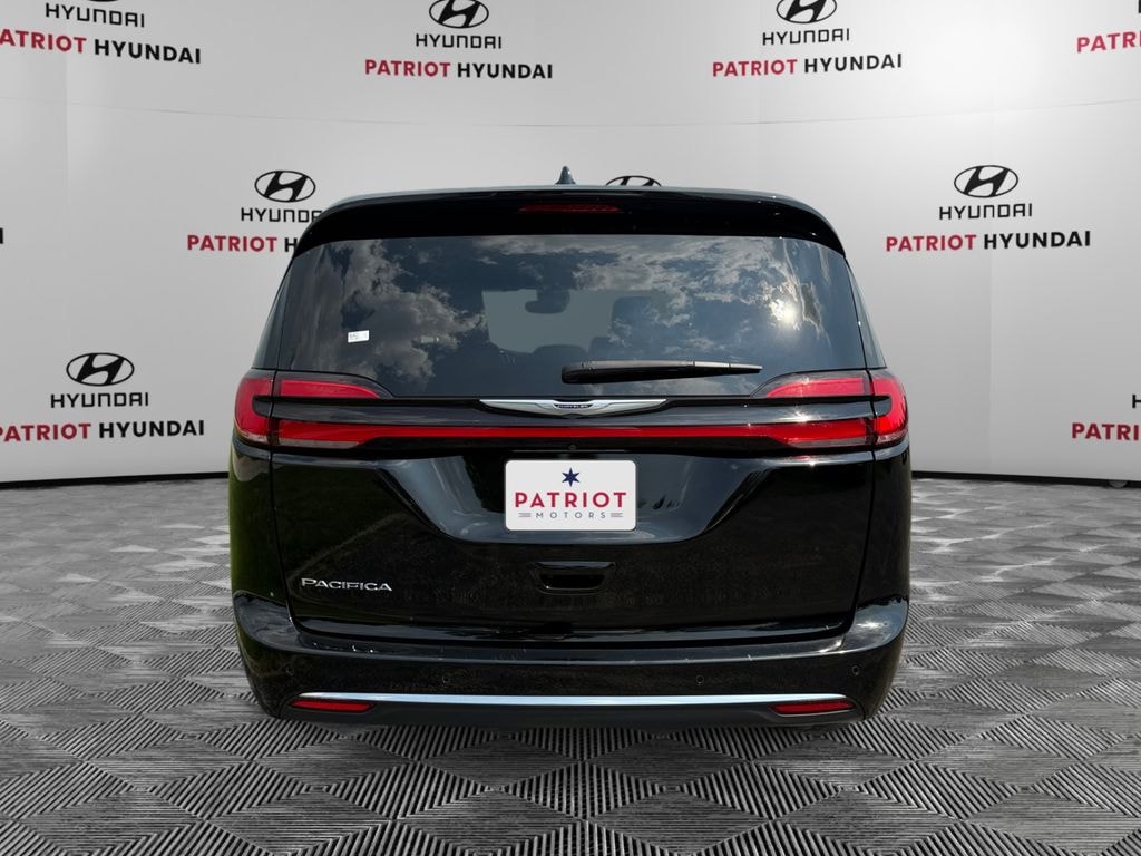 Used 2025 Chrysler Pacifica Select Van Passenger Van