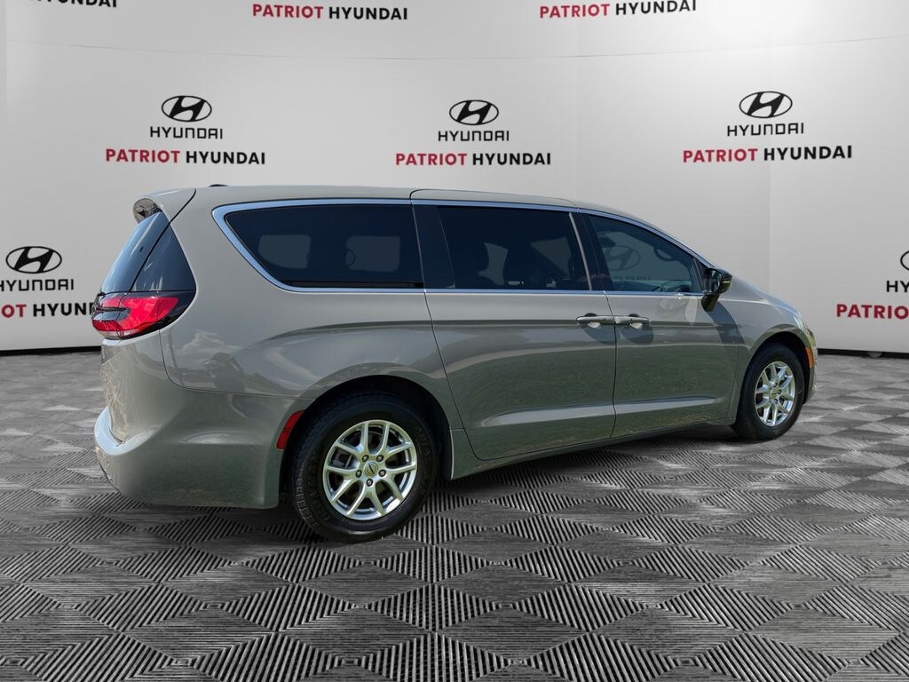 Used 2025 Chrysler Pacifica Select Van Passenger Van