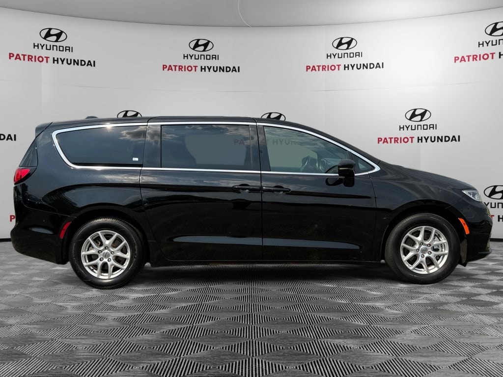 Used 2025 Chrysler Pacifica Select Van Passenger Van