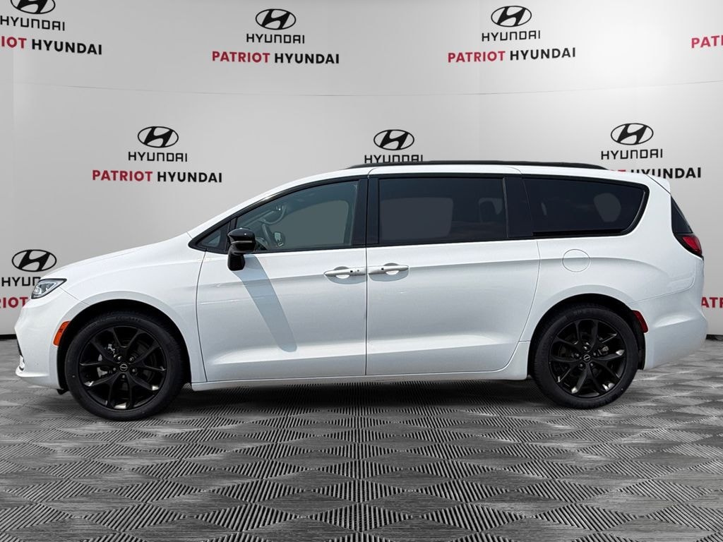 Used 2025 Chrysler Pacifica Limited Van Passenger Van