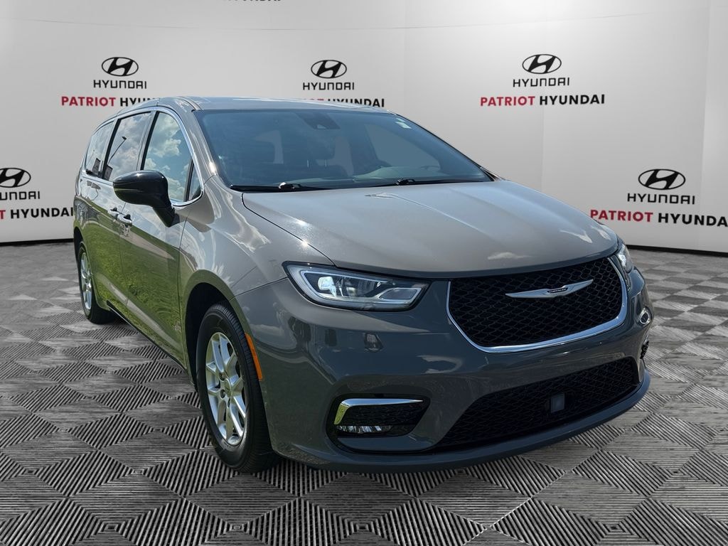 Used 2025 Chrysler Pacifica Select Van Passenger Van