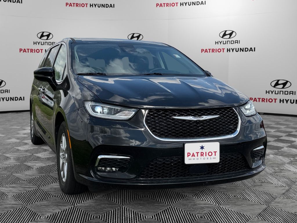 2024 Chrysler Pacifica Touring L's photo