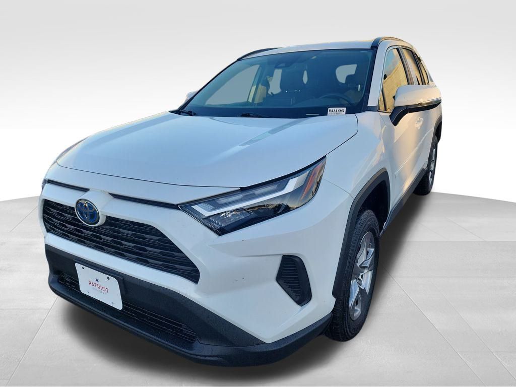 2024 Toyota RAV4 LE's photo