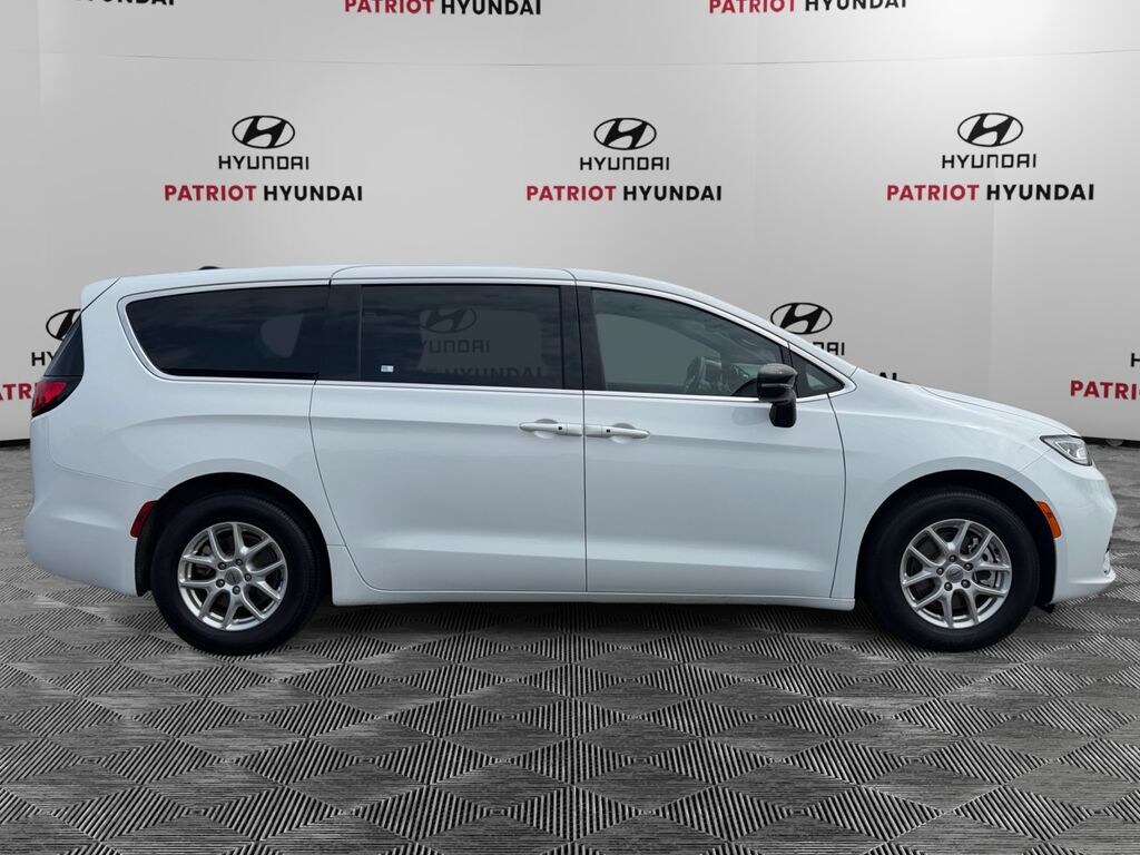 Used 2025 Chrysler Pacifica Select Van Passenger Van