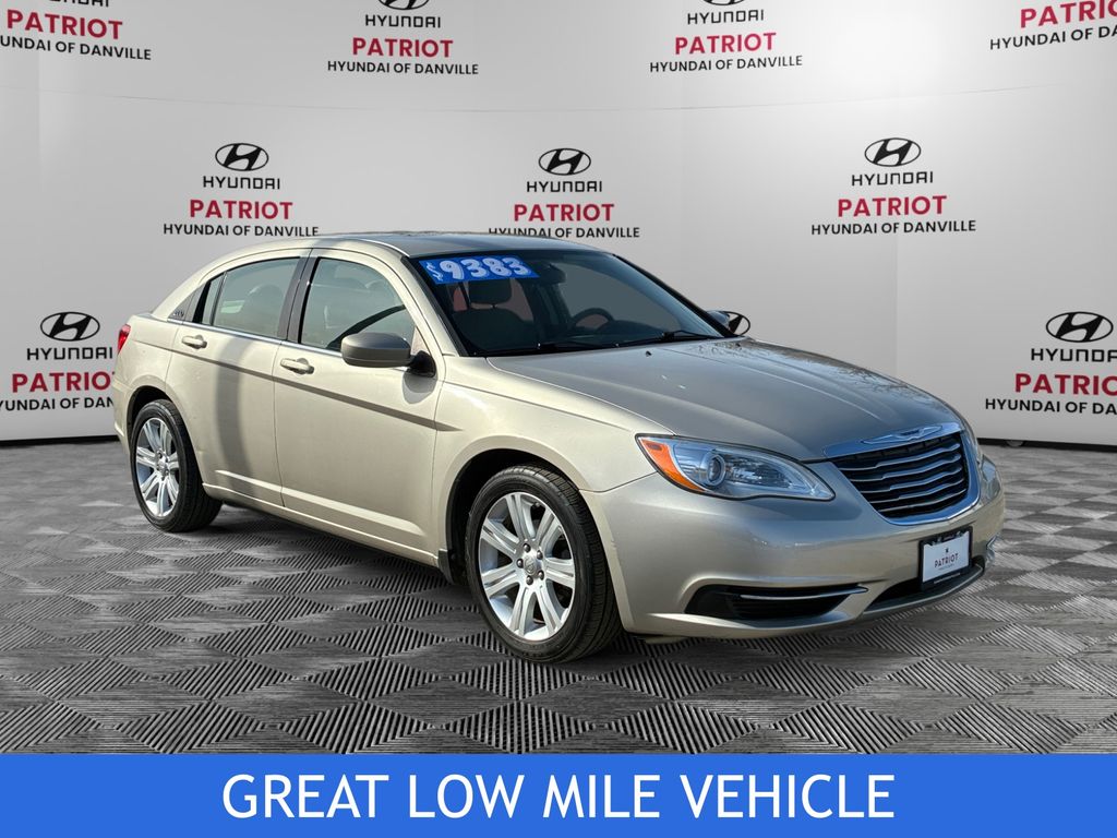 2013 Chrysler 200 LX's photo