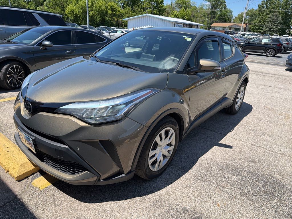 2021 Toyota C-HR LE's photo