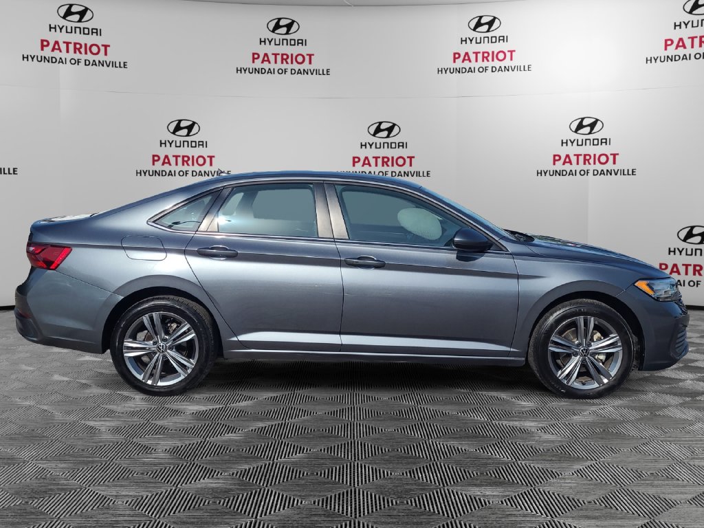 Used 2024 Volkswagen Jetta SE with VIN 3VWEM7BU9RM048123 for sale in Danville, IL