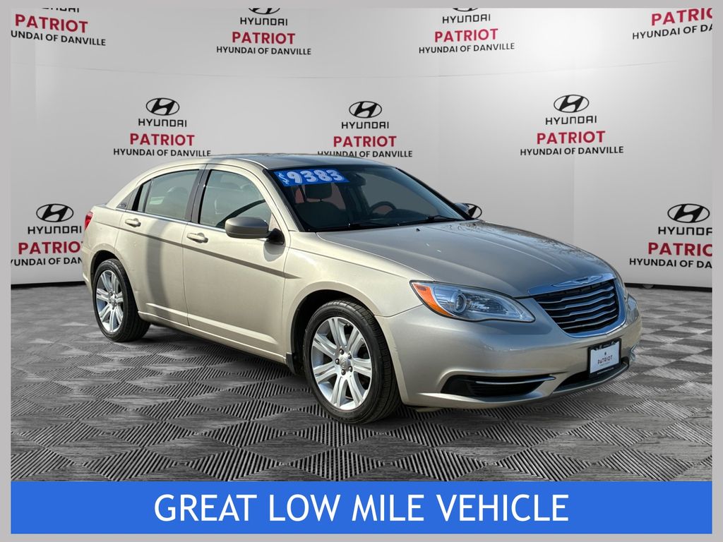 2013 Chrysler 200 LX's photo