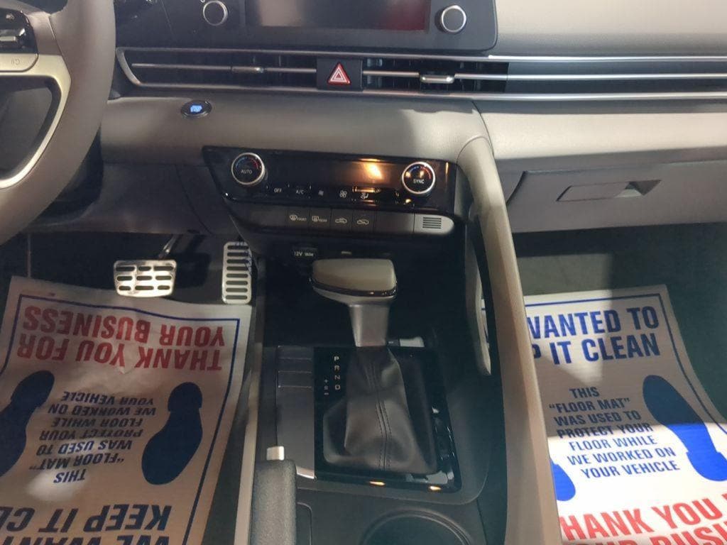 2025 Hyundai Elantra SEL - Photo 16