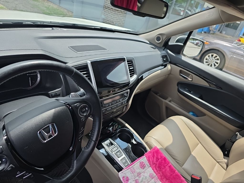 Used 2018 Honda Pilot Touring with VIN 5FNYF6H95JB022862 for sale in Danville, IL