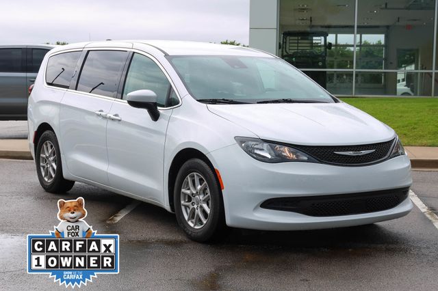 2023 Chrysler Voyager LX's photo