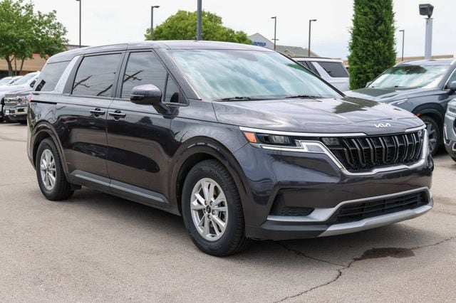 2023 Kia Sedona LX's photo