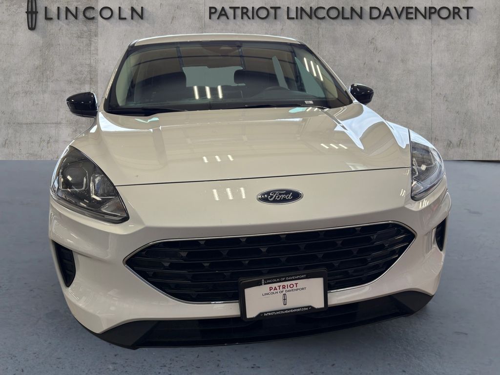 Used 2022 Ford Escape SE with VIN 1FMCU9G69NUB97083 for sale in Davenport, IA