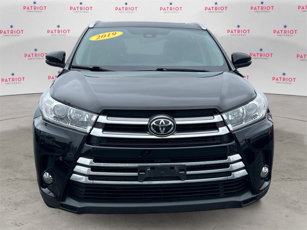 Used 2019 Toyota Highlander XLE with VIN 5TDJZRFH2KS619405 for sale in Davenport, IA