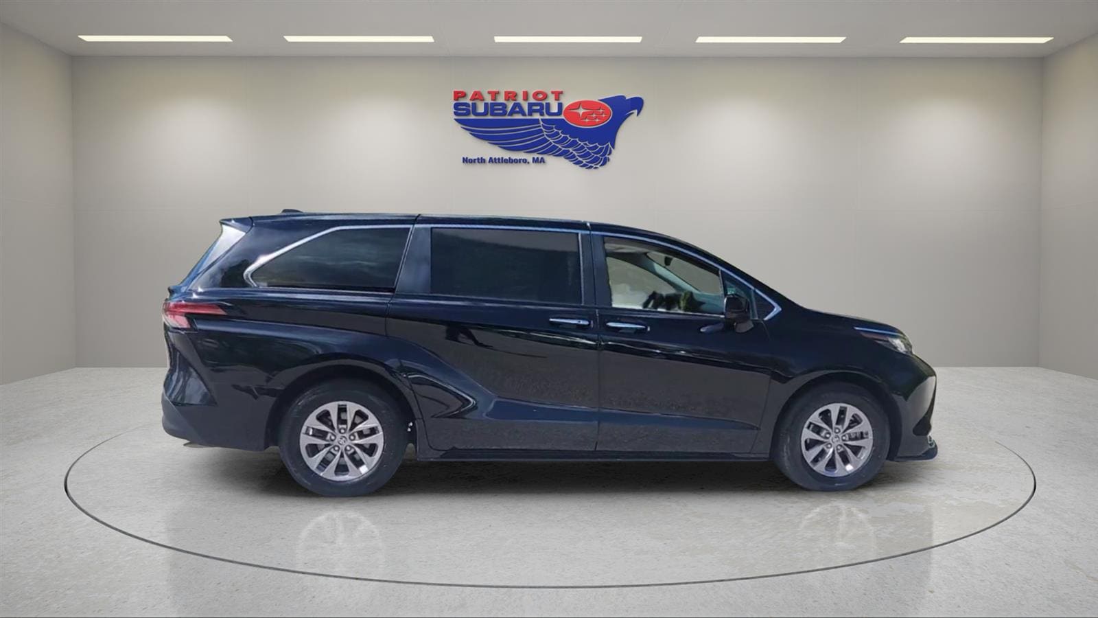 Used 2022 Toyota Sienna XLE with VIN 5TDYRKEC8NS126800 for sale in North Attleboro, MA