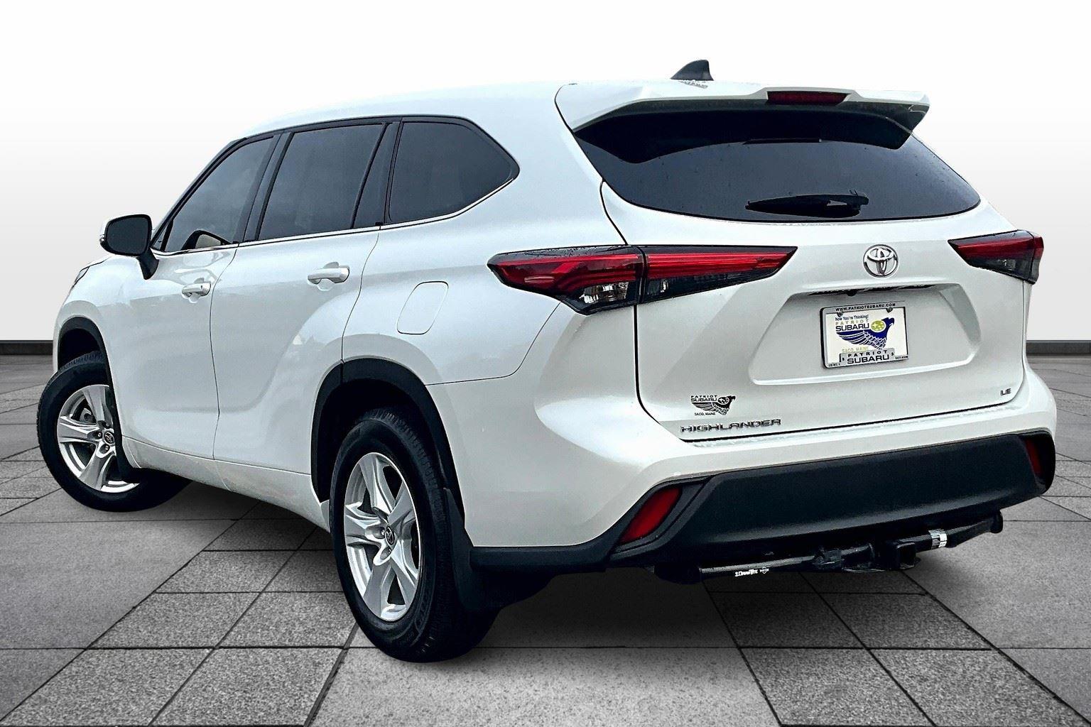 2022 Toyota Highlander LE photo 2