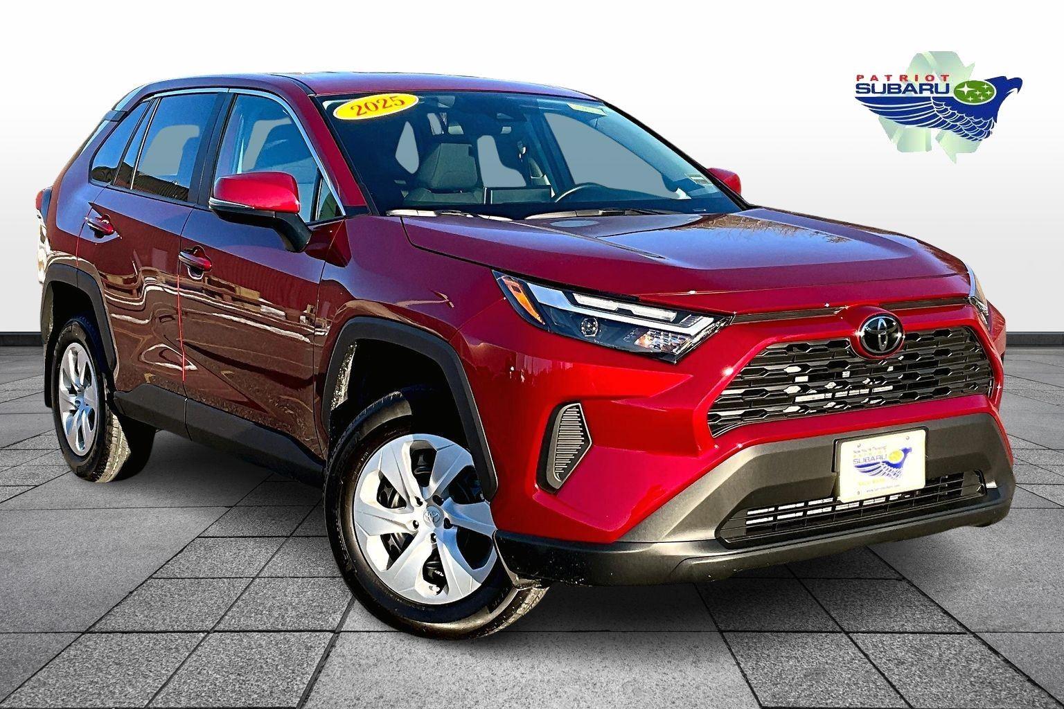 2025 Toyota RAV4 LE's photo