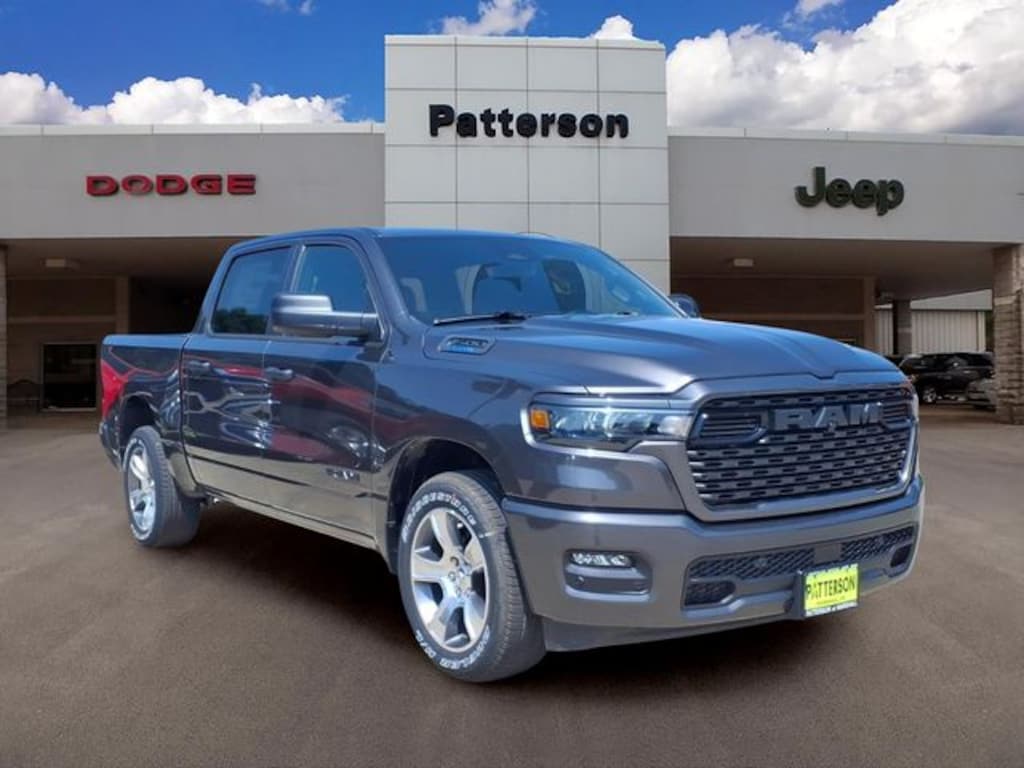 New 2026 Ram 1500 EXPRESS CREW CAB 4X2 5'7 BOX Pickup