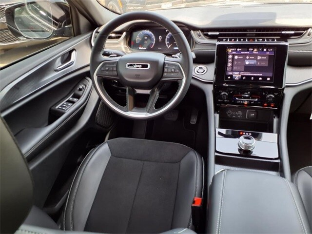 2025 Jeep Grand Cherokee Sport photo 4