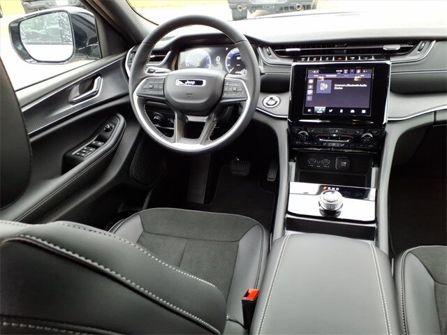 2025 Jeep Grand Cherokee Altitude photo 2