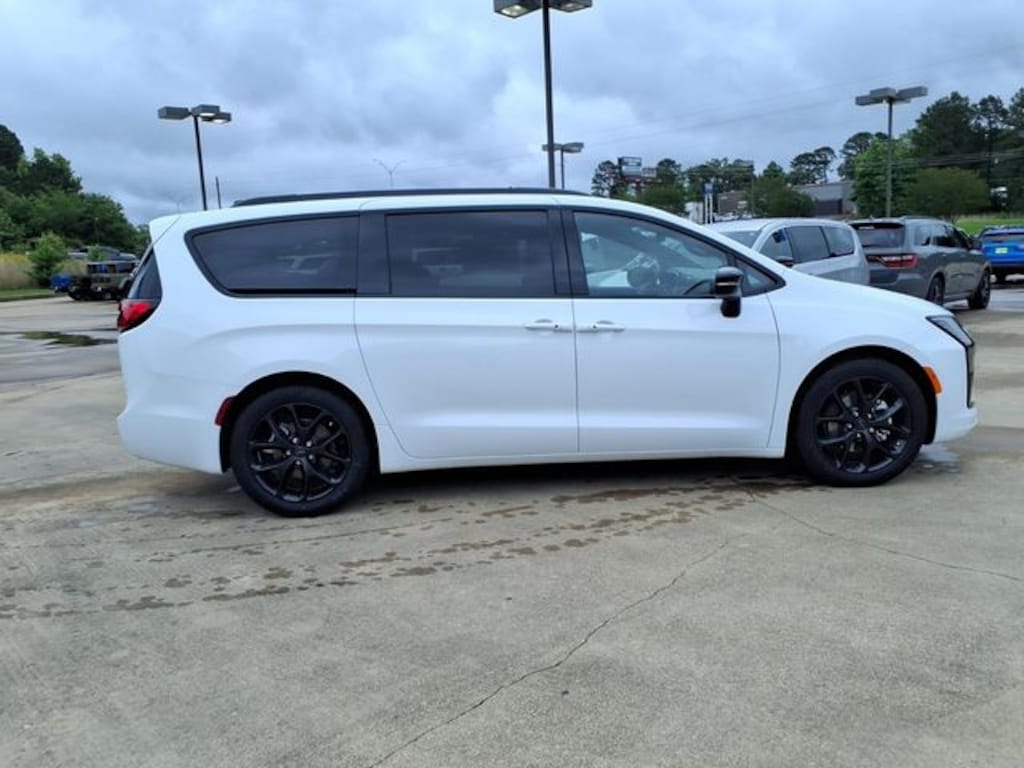 New 2027 Chrysler Pacifica LIMITED Passenger Van