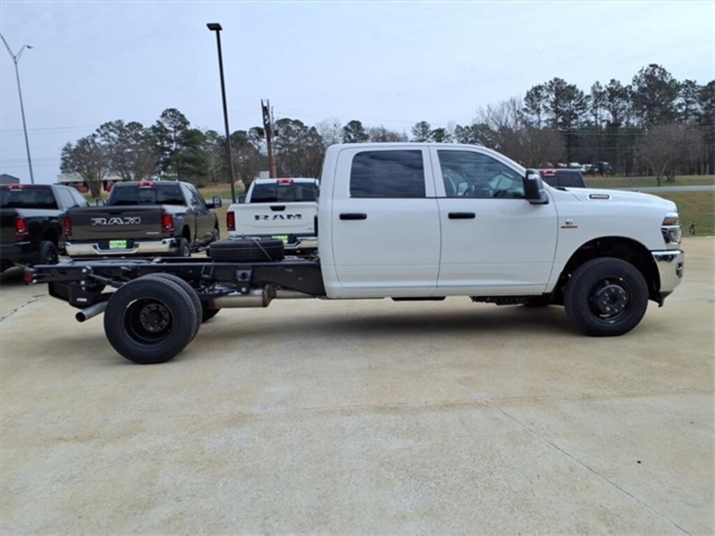 New 2026 Ram 3500 Chassis Cab TRADESMAN CREW 4X4 60' CA Pickup