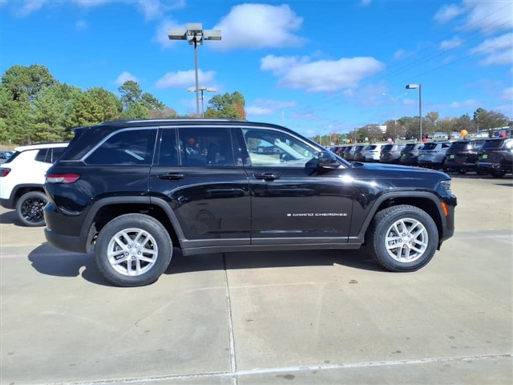 Used 2023 Jeep Grand Cherokee Laredo SUV