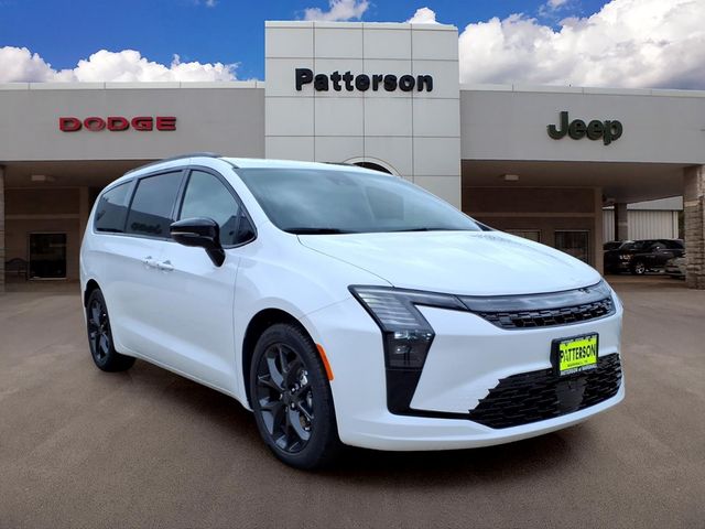 2027 Chrysler Pacifica Limited's photo